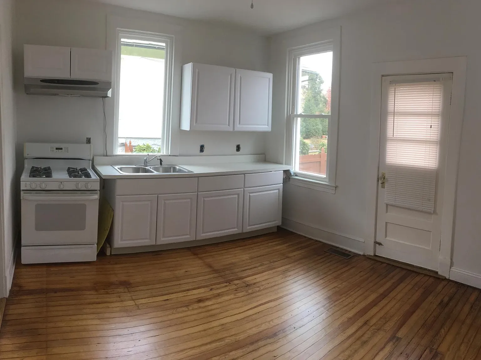 3 bed, 1200 sqft, $1,680 — Photo 1