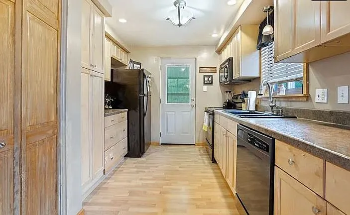 2320 Crestview Rd — Photo 11
