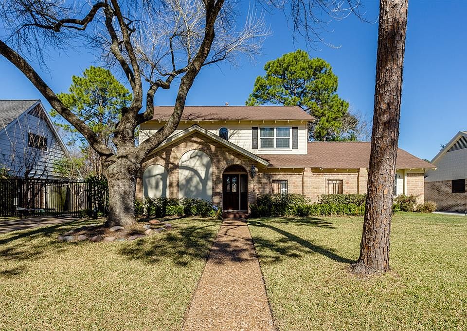 Beautiful two story home in desirable Lakeside Estates