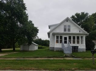 319 4th St NW, Oelwein, IA 50662