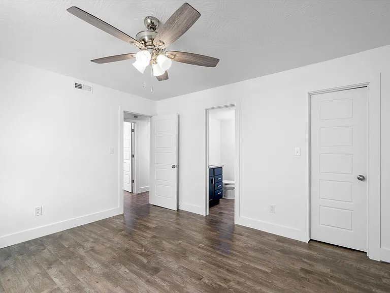 Montclair Point Condominiums — Photo 9