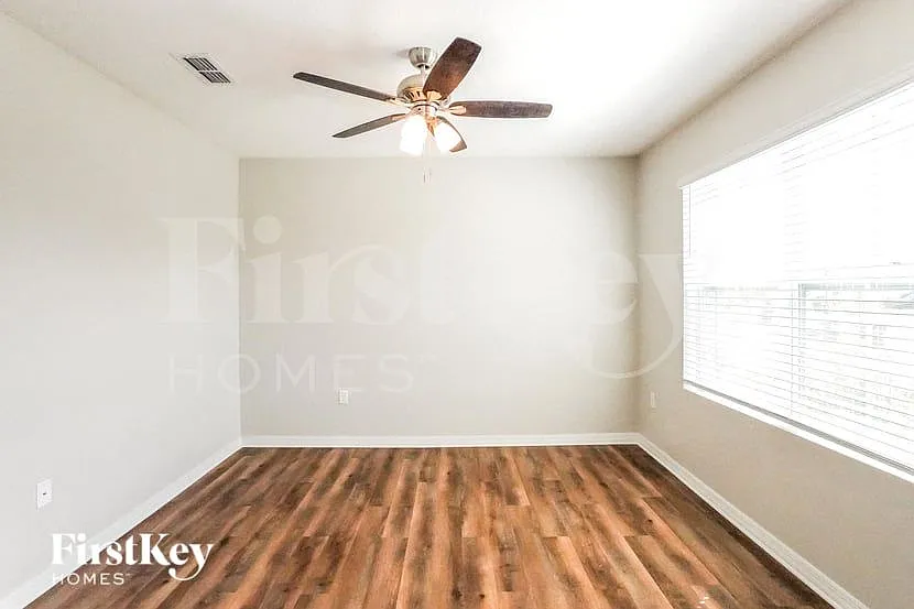4 bed, 2.5 bath, 2526 sqft, $2,490 — Photo 3