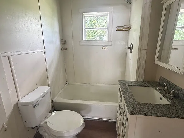 806 W D St — Photo 6
