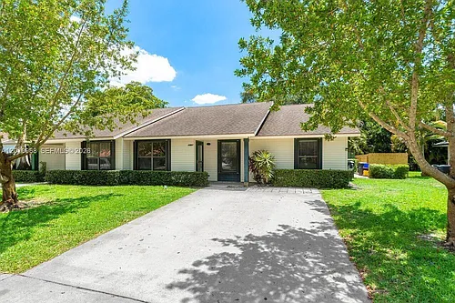 1367 Riverside Cir Photo 1
