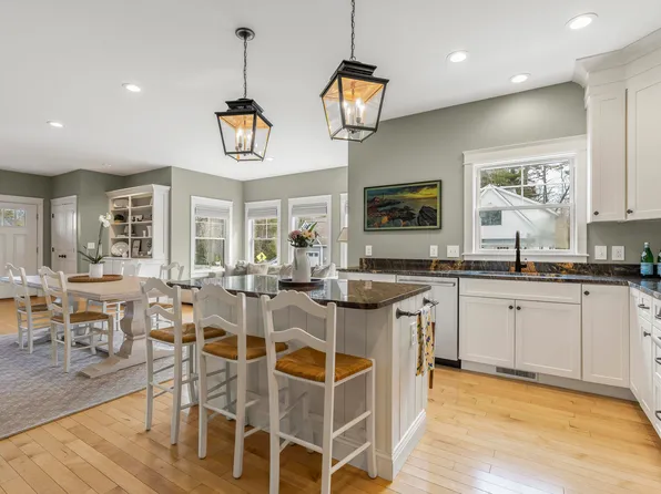 2 Franklin Circle, Cape Elizabeth, ME 04107