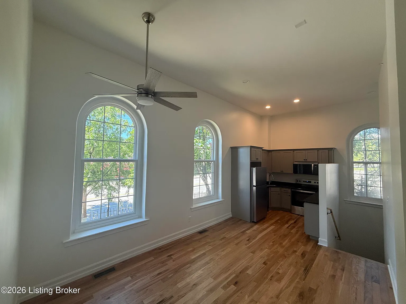 1 bed, 2.0 bath, 1005 sqft, $1,300 — Photo 2