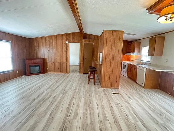 2nd image of 498 Willow Ln