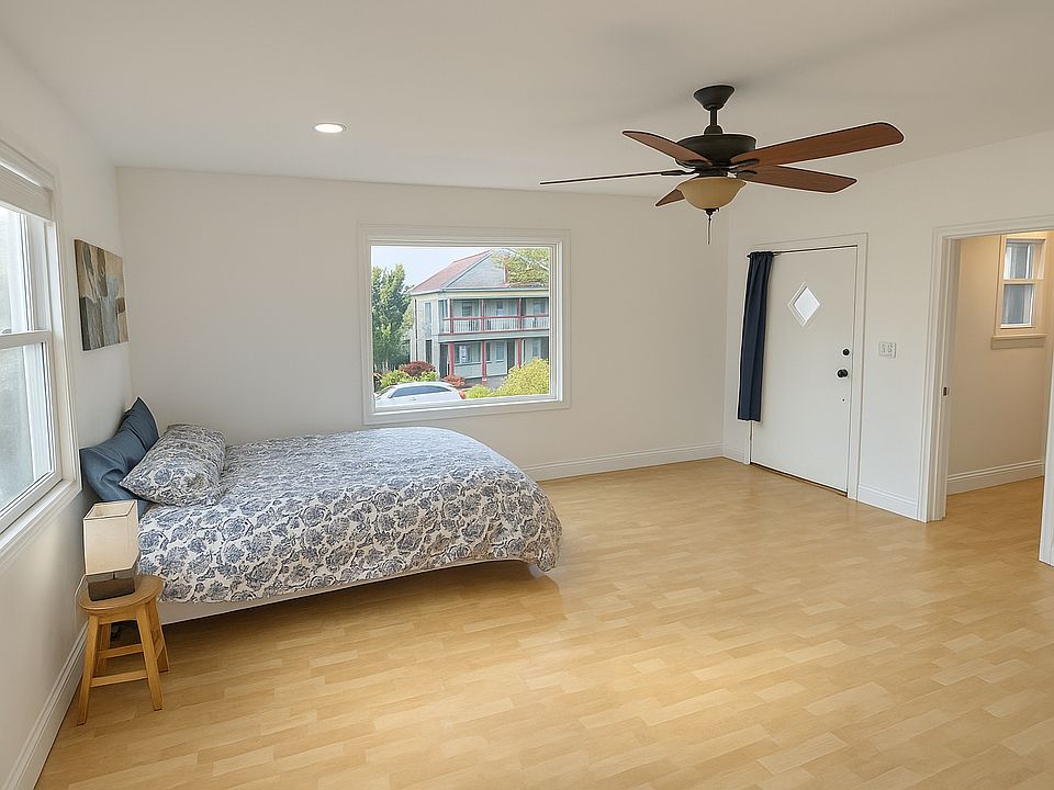 Open studio layout with great natural light throughout the day.