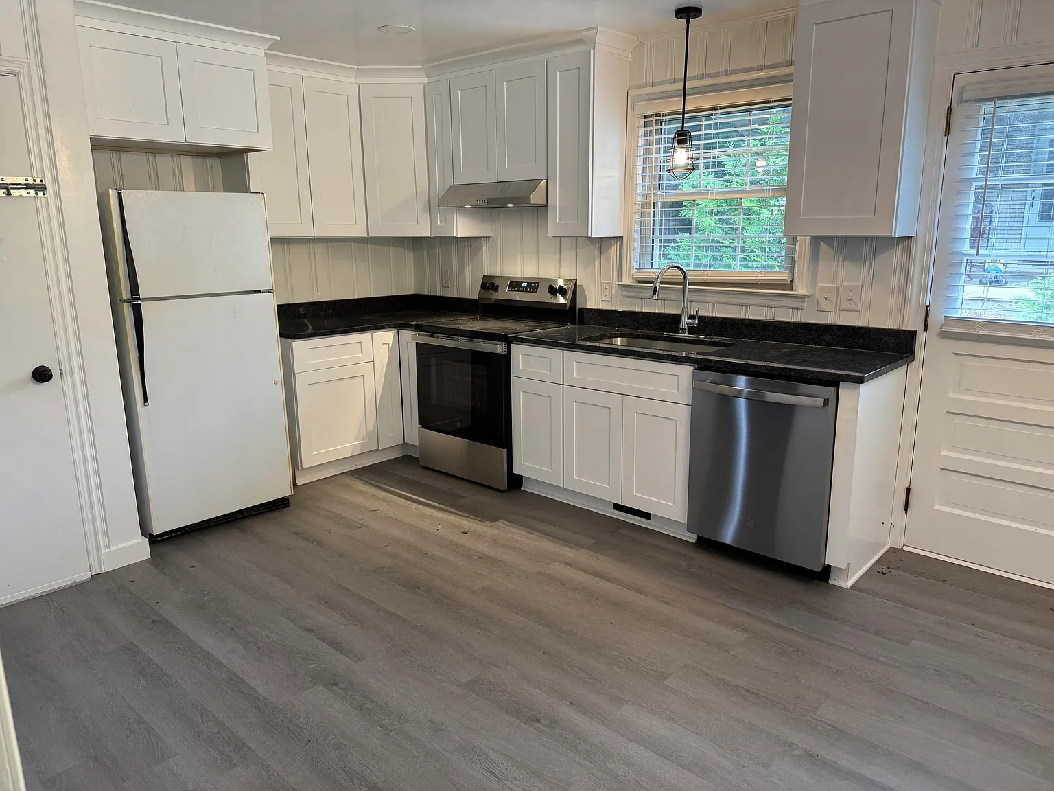 3 bed, 1.0 bath, 1056 sqft, $1,675 — Photo 4