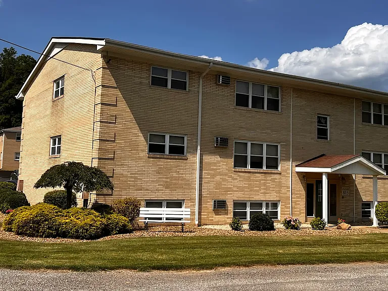 Town and country apartments — Photo 1