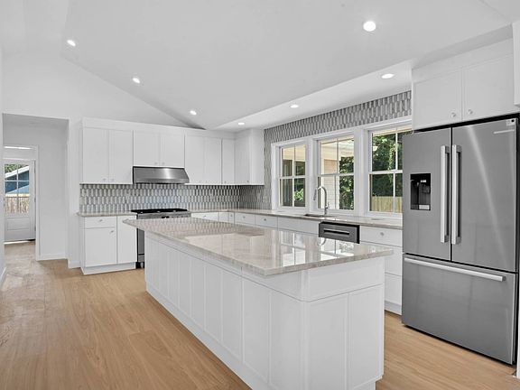 4th image of 24 Windermere Dr