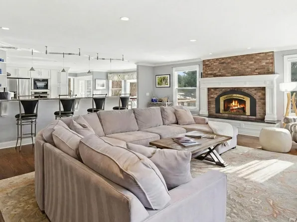 93 Gravesleigh Ter, Pittsfield, MA 01201