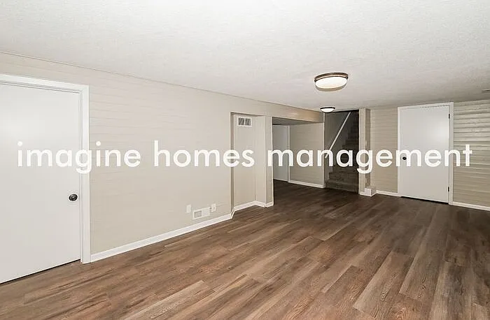 929 Oriole Dr — Photo 6