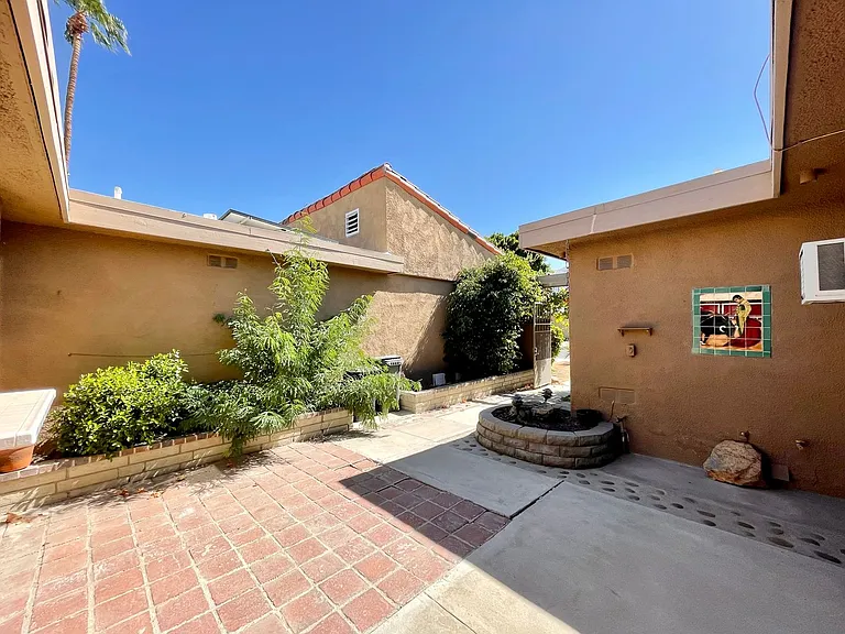35 Malaga Dr — Photo 5