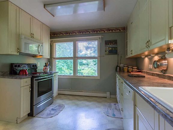 2nd image of 105 Yorkshire Cir