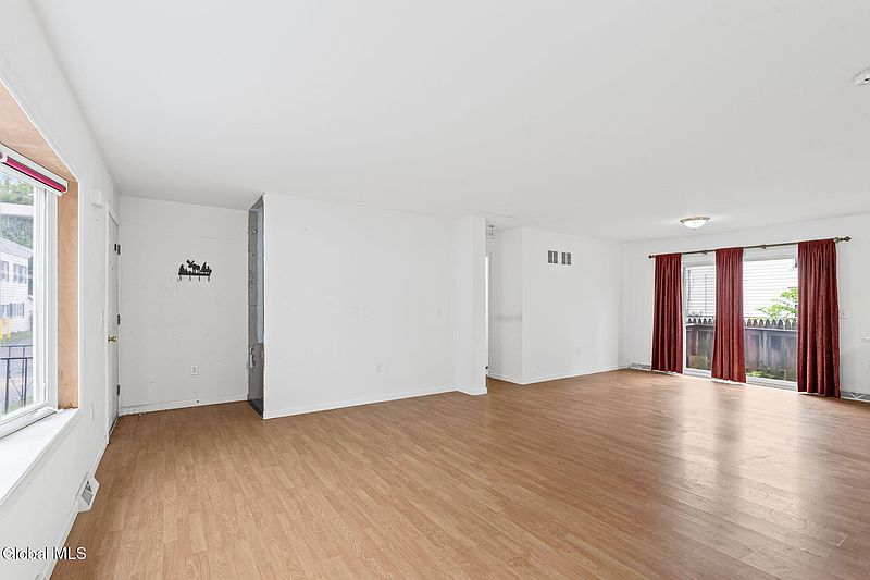4th image of 33 Burke Street