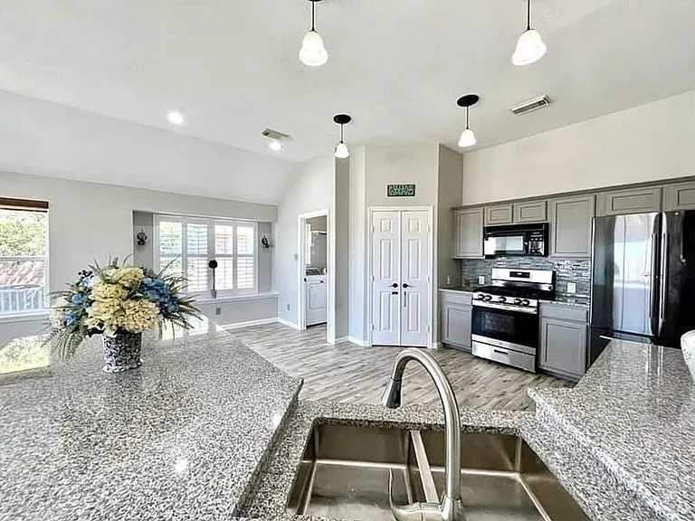 2526 Lake Dale Ln — Photo 15