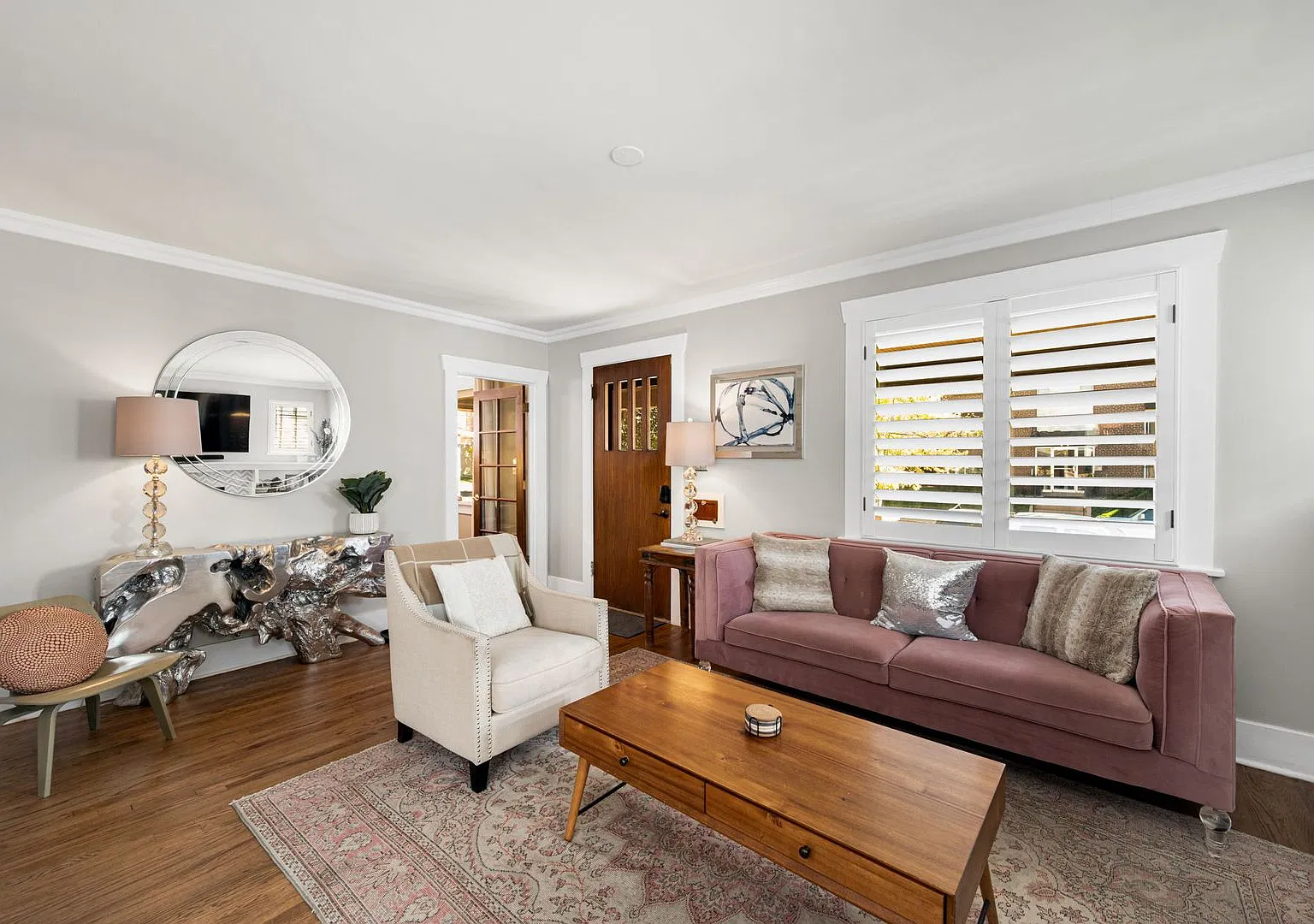 Furnished 3BD, 3BA Bungalow Near South Broadway with 2 Bonus Rooms — Photo 4