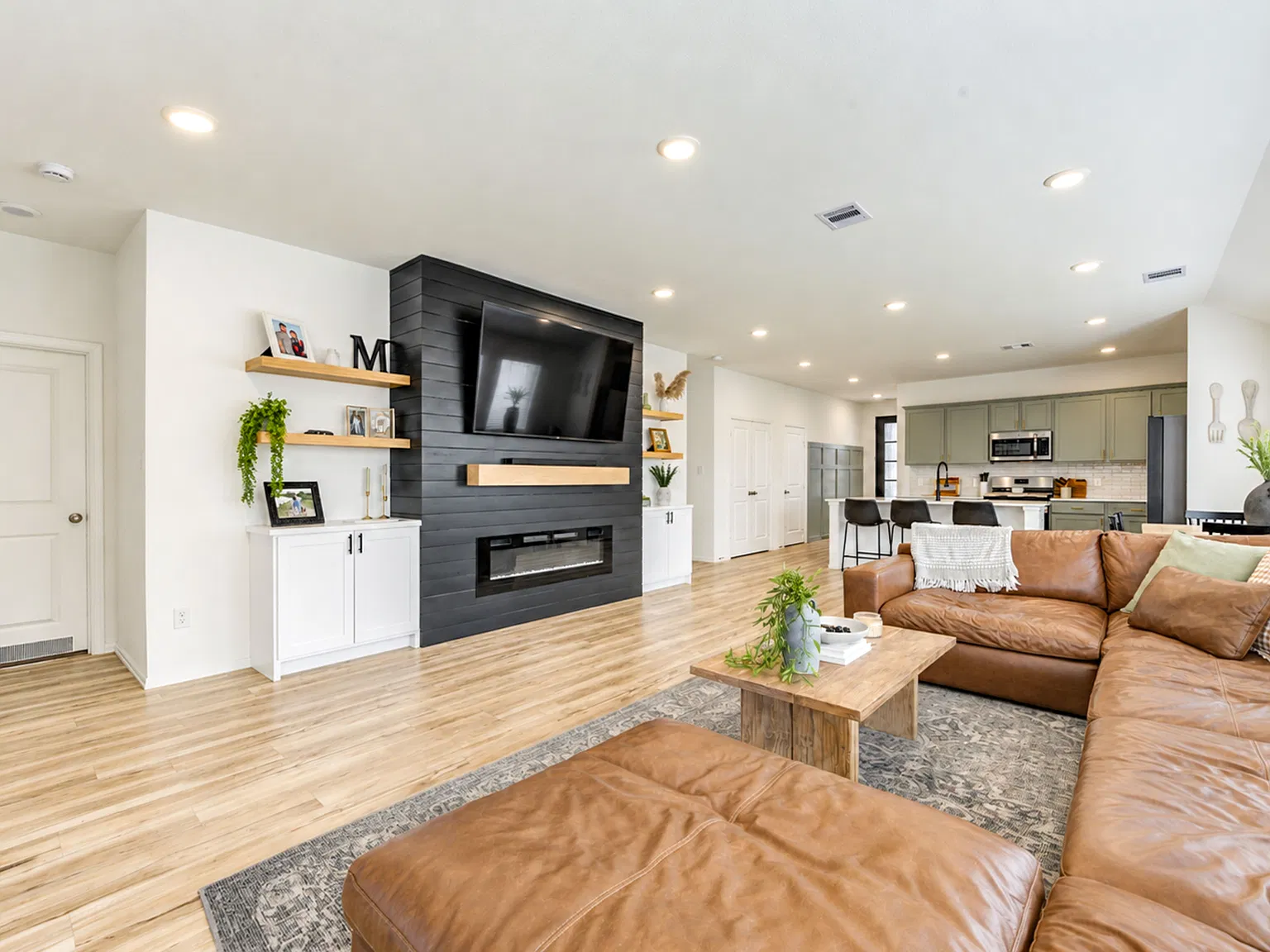 4 bed, 1956 sqft, $3,150 — Photo 2