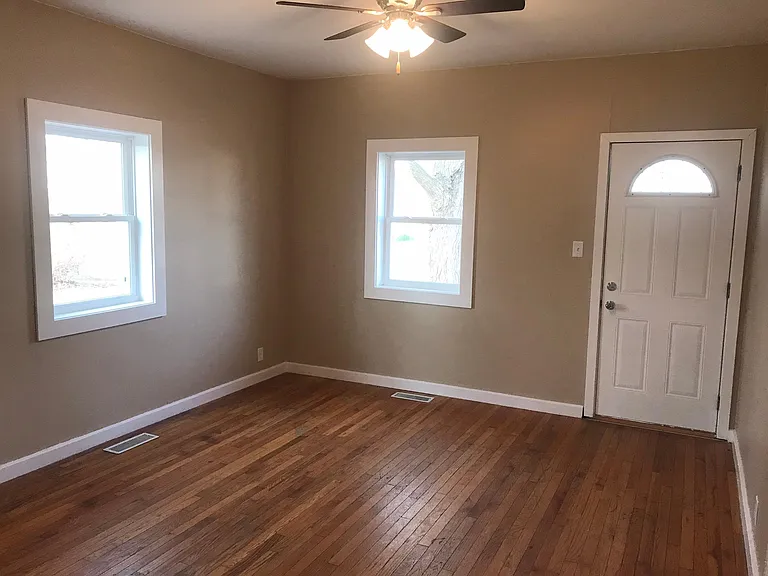 121 N White St — Photo 8