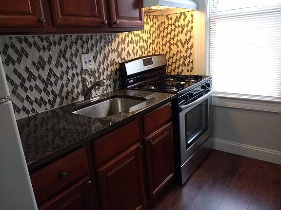 5th image of 180 Fairview Ave
