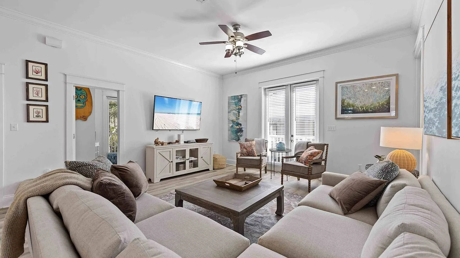 3 bed, 2.0 bath, 16382 sqft, $9,282 — Photo 2
