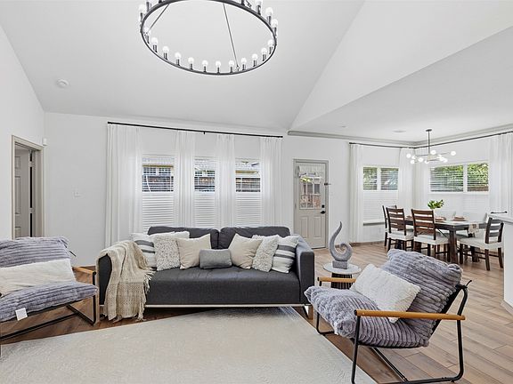 2nd image of 601 Cresthaven Dr