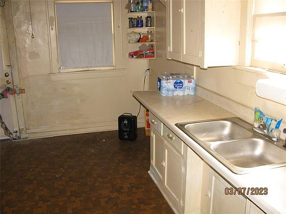 4th image of 4037 Indiana Ave