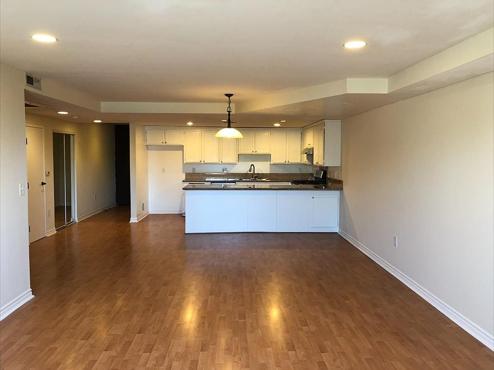 2nd image of 14554 Hartland St APT 103