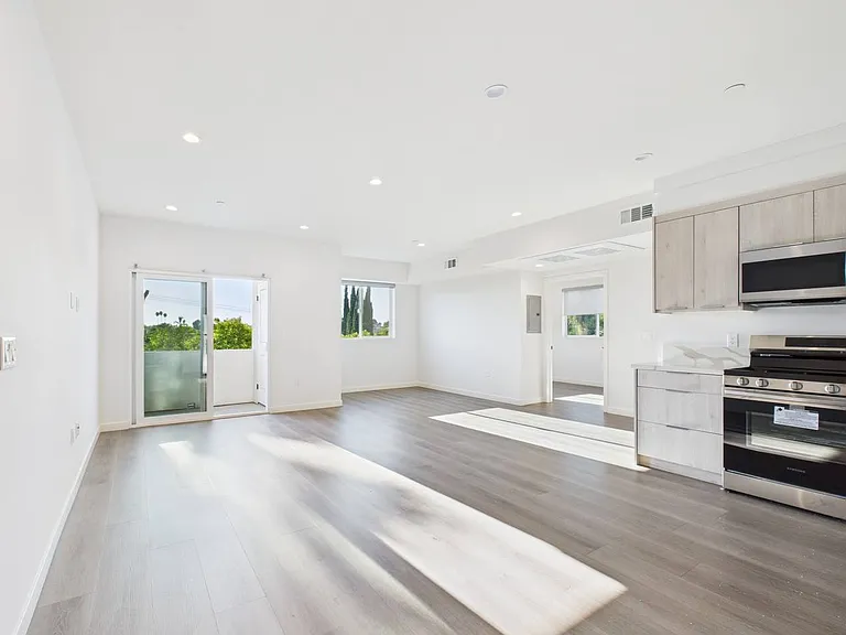 5501 Laurel Canyon Blvd — Photo 14