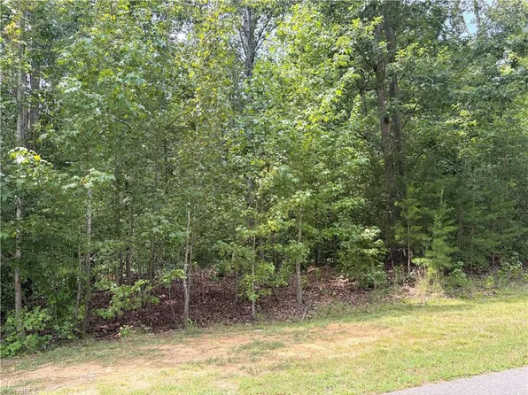 135 Glenrobin Dr, Eden, NC 27288