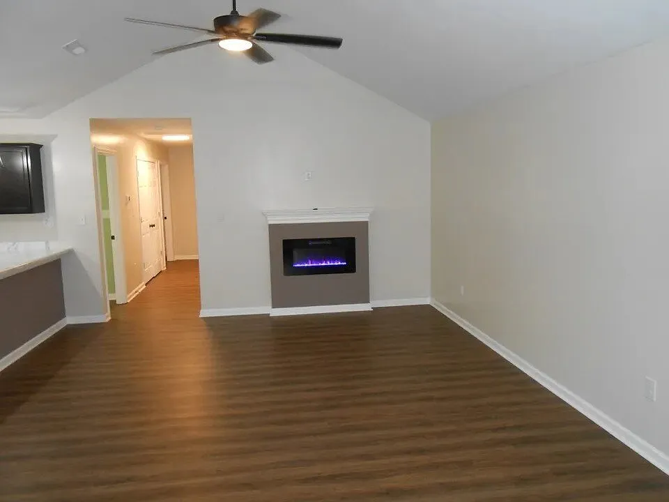3 bed, 2.0 bath, 1330 sqft, $1,650 — Photo 2