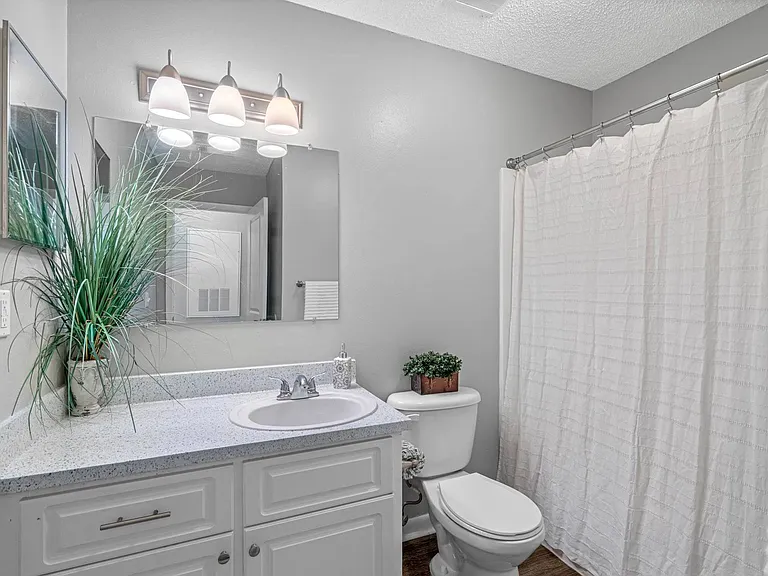 One Bedroom - 1 Bed / 1 Bath - 750 Sq.Ft.