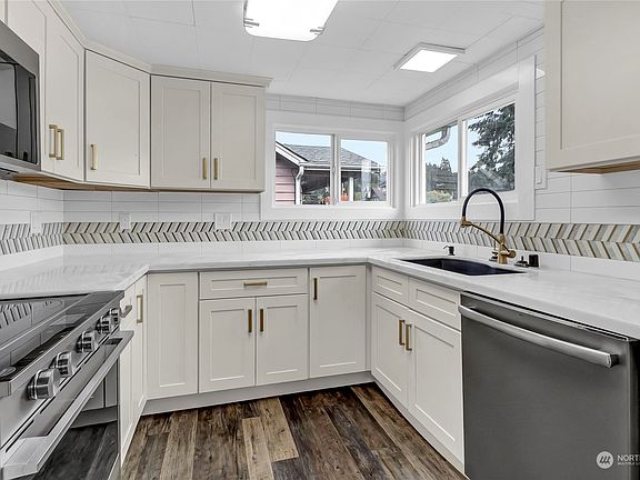 4th image of 301 Hardefeldt Street SE