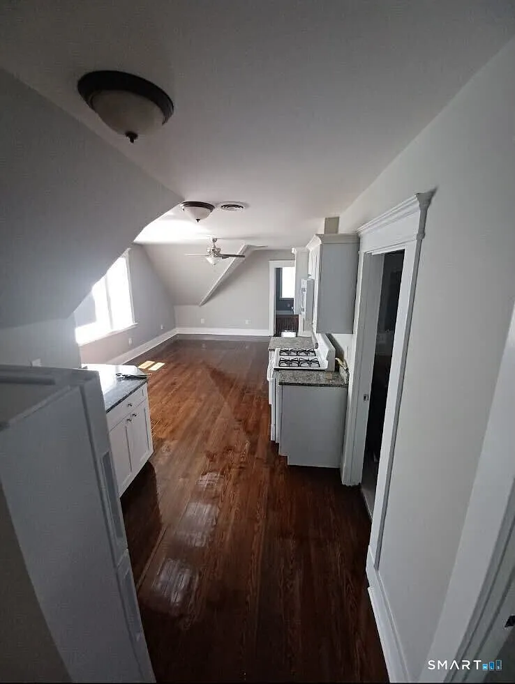 3 bed, 1.0 bath, 898 sqft, $1,800 — Photo 3