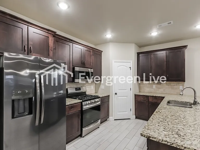 2100 Periwinkle Pl — Photo 6