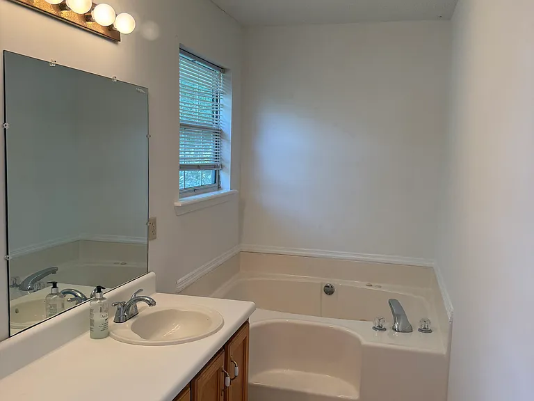 223 Georgia St — Photo 17