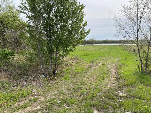 3rd Ave, Warner, OK 74469