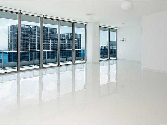 2nd image of 200 Biscayne Blvd Wy #5303