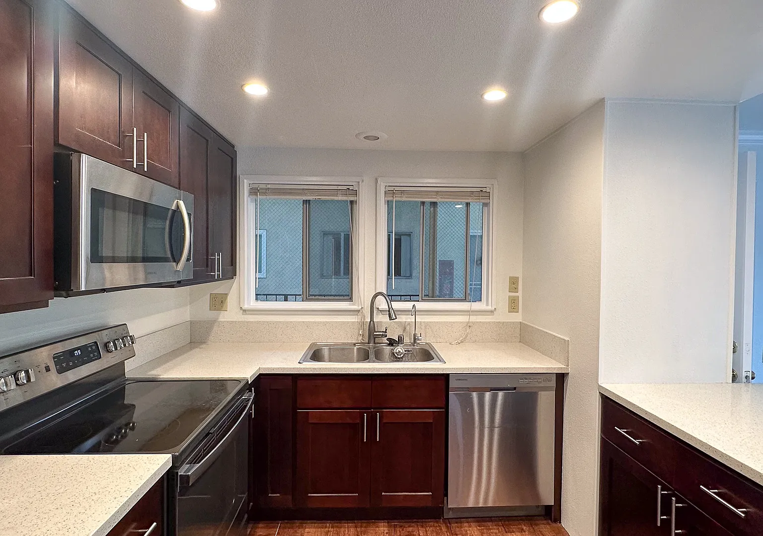 2 bed, 1.5 bath, 1009 sqft, $2,800 — Photo 3