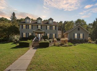 W343S9780 Red Brae Dr, Mukwonago, WI 53149