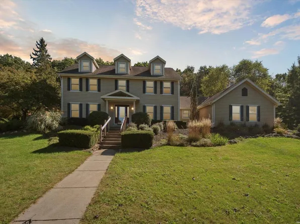 W343S9780 Red Brae DRIVE, Mukwonago, WI 53149