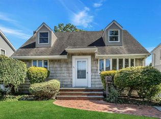 11 Arnold St, Hicksville, NY 11801
