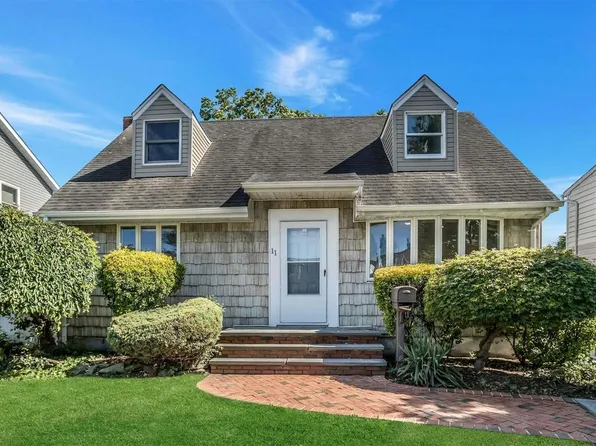 11 Arnold Street, Hicksville, NY 11801