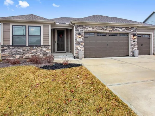 1300 N 4th St E, Louisburg, KS 66053