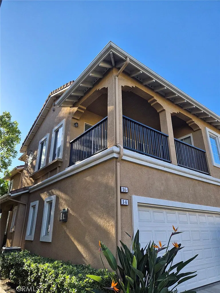 2 bed, 2.0 bath, 1371 sqft, $3,700 — Photo 2