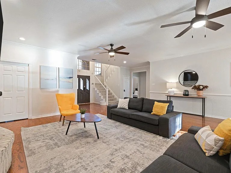 7701 Ridgeway Ct — Photo 3