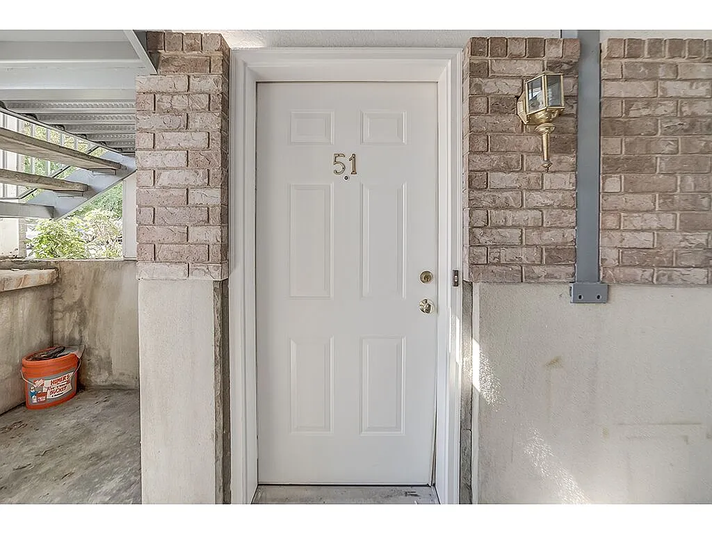 Building Photo - 1547 N Riverside Ave #51