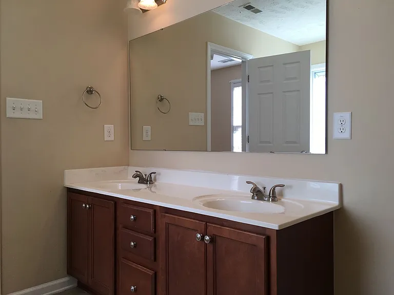 241 Collinwood Dr — Photo 7