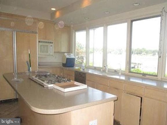 5th image of 145 Edgewater Dr
